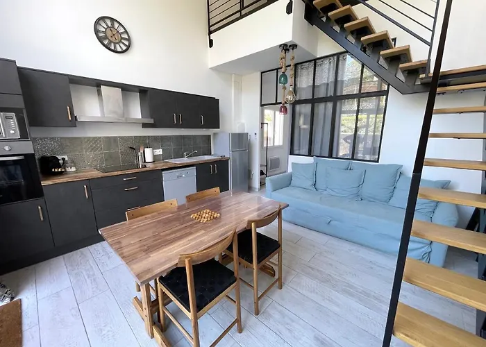 Siam Mahanakhon & Apartmán Rieux-de-Pelleport